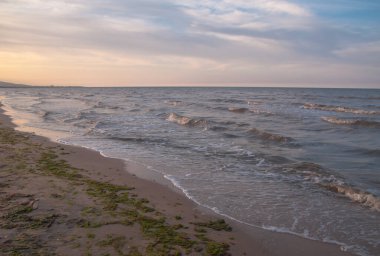 Dağıstan Cumhuriyeti 'nin güneyinde, Derbent şehri yakınlarındaki Hazar Denizi' nin batışı.