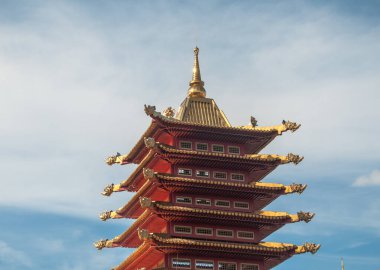 Rusya 'nın Elista şehrinin güzel merkezinde yürüyorum.