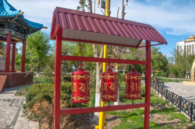 Rusya 'nın Elista şehrinin güzel merkezinde yürüyorum.