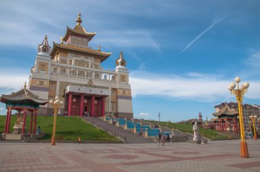 Rusya 'nın Elista şehrinin güzel merkezinde yürüyorum.