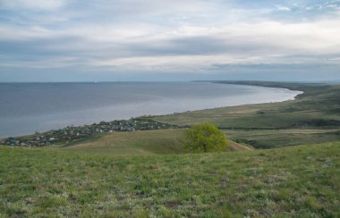 Rusya 'nın Saratov bölgesindeki yeşil tepelerden güzel Volga nehrine bakıyorum.