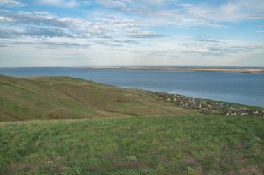 Rusya 'nın Saratov bölgesindeki yeşil tepelerden güzel Volga nehrine bakıyorum.
