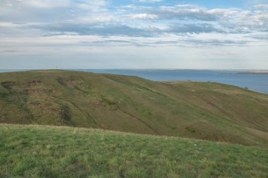Rusya 'nın Saratov bölgesindeki yeşil tepelerden güzel Volga nehrine bakıyorum.