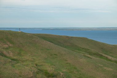 Rusya 'nın Saratov bölgesindeki yeşil tepelerden güzel Volga nehrine bakıyorum.