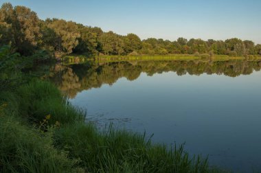Rusya 'nın Samara bölgesinde küçük bir nehirde güzel bir gün batımıyla karşılaşmak