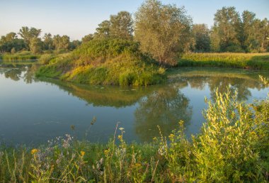 Rusya 'nın Samara bölgesinde küçük bir nehirde güzel bir gün batımıyla karşılaşmak