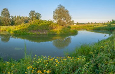 Rusya 'nın Samara bölgesinde küçük bir nehirde güzel bir gün batımıyla karşılaşmak
