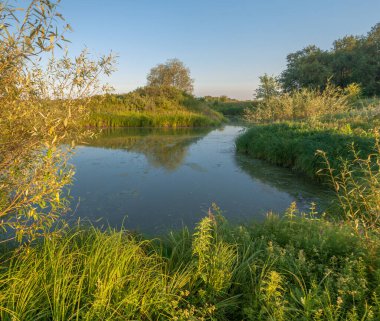 Rusya 'nın Samara bölgesinde küçük bir nehirde güzel bir gün batımıyla karşılaşmak