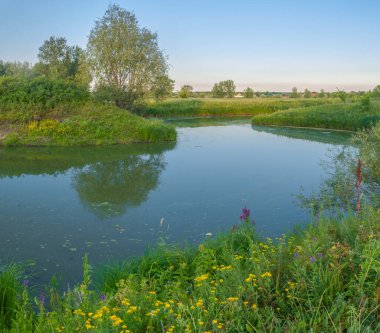 Rusya 'nın Samara bölgesinde küçük bir nehirde güzel bir gün batımıyla karşılaşmak