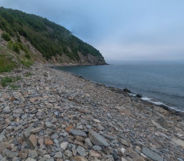 Magadan 'daki Gerntner Körfezi' nde deniz manzarası var. Rusya 'nın uzak doğusunda, Okhotsk Denizi