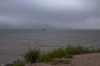 Magadan, Rusya 'nın Uzak Doğusu. Okhotsk Denizi kıyısında, Nagaev Körfezi. Dalgalar çekildiğinde denizin dibinde yürümek.