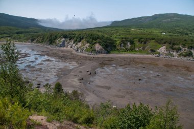 Magadan bölgesi, Rusya 'nın Uzak Doğusu. Okhotsk Denizi kıyısında alçak sularda yürümek. O zamanlar Kara Dul denen ada bir ada değildi ve denizin dibinden yürüyerek ulaşılabiliyordu.