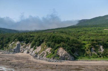 Magadan bölgesi, Rusya 'nın Uzak Doğusu. Okhotsk Denizi kıyısında alçak sularda yürümek. O zamanlar Kara Dul denen ada bir ada değildi ve denizin dibinden yürüyerek ulaşılabiliyordu.