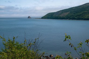 Magadan bölgesi, Rusya 'nın Uzak Doğusu. Okhotsk Denizi kıyısında alçak sularda yürümek. O zamanlar Kara Dul denen ada bir ada değildi ve denizin dibinden yürüyerek ulaşılabiliyordu.