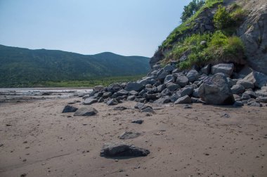Magadan bölgesi, Rusya 'nın Uzak Doğusu. Okhotsk Denizi kıyısında alçak sularda yürümek. O zamanlar Kara Dul denen ada bir ada değildi ve denizin dibinden yürüyerek ulaşılabiliyordu.