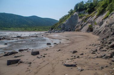 Magadan bölgesi, Rusya 'nın Uzak Doğusu. Okhotsk Denizi kıyısında alçak sularda yürümek. O zamanlar Kara Dul denen ada bir ada değildi ve denizin dibinden yürüyerek ulaşılabiliyordu.