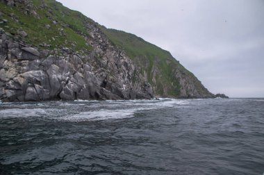 Magadan bölgesi, Rusya 'nın Uzak Doğusu. Sürat teknesi gezisi sırasında Okhotsk Denizi 'ndeki adalar ve kayalar.