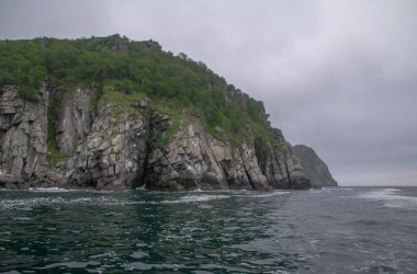 Magadan bölgesi, Rusya 'nın Uzak Doğusu. Sürat teknesi gezisi sırasında Okhotsk Denizi 'ndeki adalar ve kayalar.