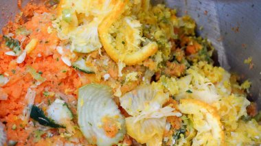 Çöp kutusunda meyve ve sebze gübresi