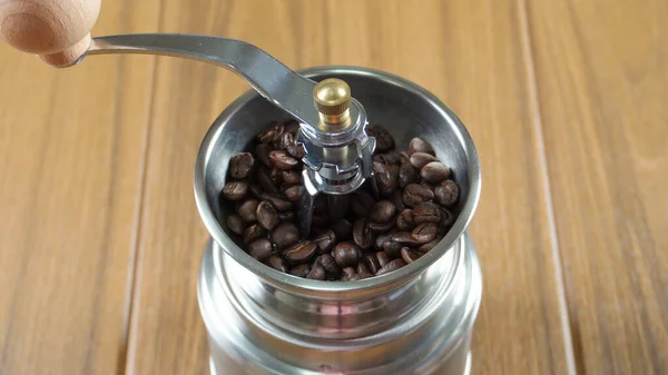 Kaffeebohnen Der Manuellen Kaffeemühle Edelstahl Handschleifer — Stockfoto