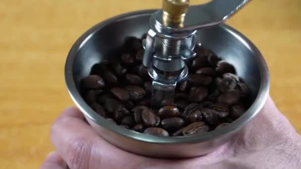 Man Malen Koffiebonen Met Behulp Van Een Handmatige Hand Koffiemolen — Stockvideo