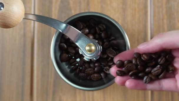 Zorgvuldig Gieten Koffiebonen Een Handmatige Hand Koffiemolen Bovenaanzicht — Stockvideo