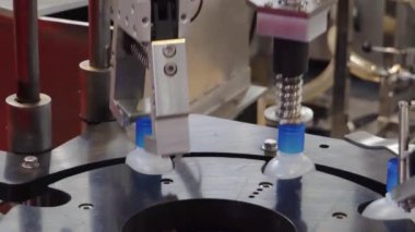 Şişeleme makinesi plastik alkol şişelerinin kapaklarını kapatıyor. Yakın çekim..