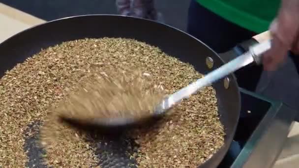 Man Roasting Dried Tea Leaves Iron Pan — 비디오