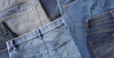 Çeşitli mavi tonlar ve kot pantolonların arka tarafı.