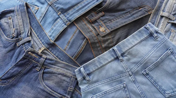 Çeşitli Mavi Tonlar Boyutlarda Kot Pantolon Yığını — Stok fotoğraf