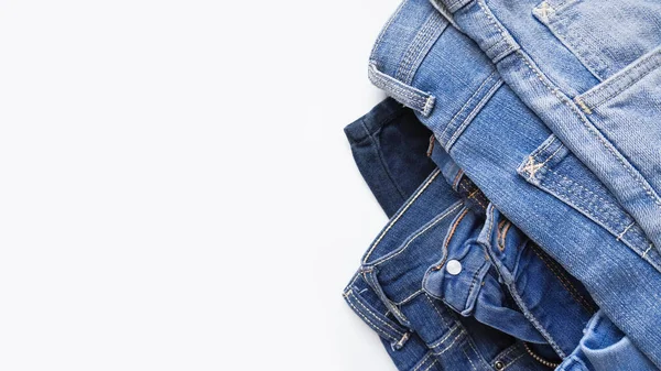 Jeans Verschiedenen Schattierungen Auf Weißem Hintergrund Banner Mit Kopierraum — Stockfoto