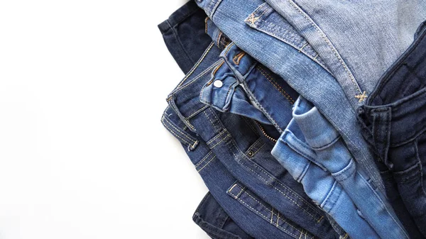 Jeans Verschiedenen Schattierungen Auf Weißem Hintergrund Banner Mit Kopierraum — Stockfoto