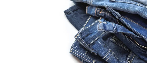 Jeans Verschiedenen Schattierungen Auf Weißem Hintergrund Banner Mit Kopierraum — Stockfoto