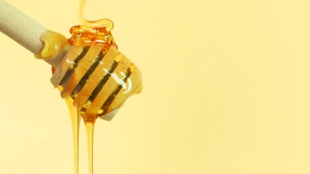 蜂蜜倒在蜜罐上 健康与美的产品可持续的生活方式概念 带有复制空间的近景镜头 — 图库视频影像