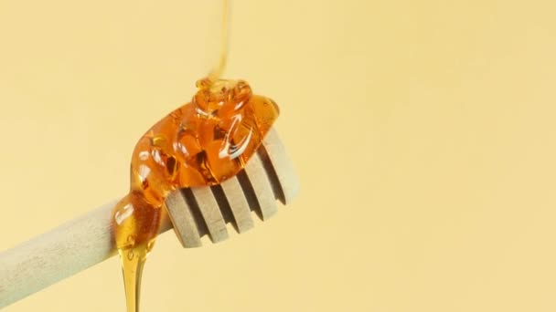 蜂蜜倒在蜜罐上 健康与美的产品可持续的生活方式概念 带有复制空间的近景镜头 — 图库视频影像
