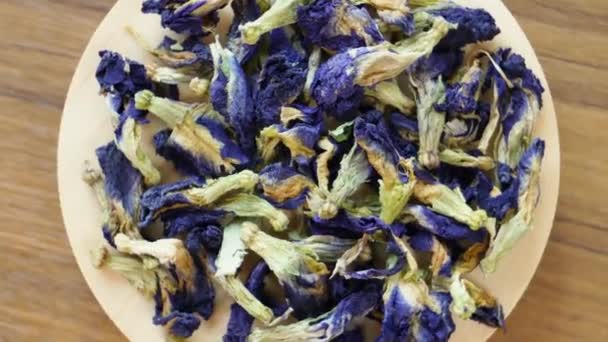 Περιστρεφόμενο Αποξηραμένο Πεταλούδα Μπιζέλια Λουλούδι Μπλε Τσάι Φύλλα Στην Πλατφόρμα — Αρχείο Βίντεο