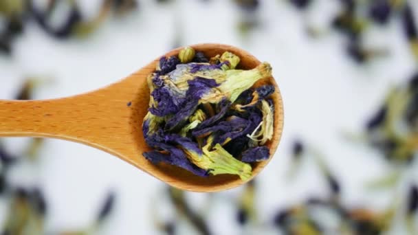 Cuchara Madera Con Hojas Azul Flor Guisante Mariposa Seca Concepto — Vídeos de Stock