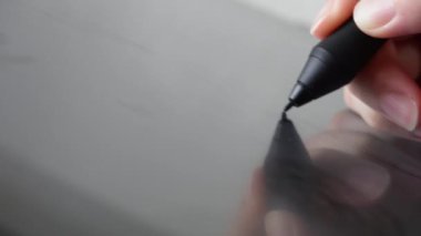 Dijital çizim tableti kullanarak kalem stili tutan bir kadının eli. Dijital sanatçı çalışma ve sanat süreci konsepti. Makro görüntüyü kapat