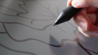 Dijital çizim tableti kullanarak resim yapan bir kadının eli kalem stili tutuyor. Dijital sanatçı çalışma ve sanat süreci konsepti. Makro görüntüyü kapat