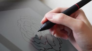 Dijital çizim tableti kullanarak resim yapan bir kadının eli kalem stili tutuyor. Dijital sanatçı çalışma ve sanat süreci konsepti. Makro görüntüyü kapat