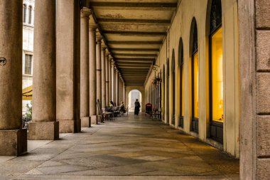 Como, İtalya - 14 Haziran 2017: Como Şehir Merkezi 'nde Açık Koridorda Yürüyen Bir Kadın Görünümü