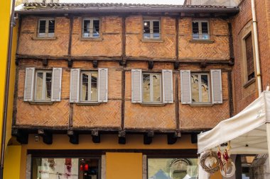 Como, İtalya - 15 Haziran 2017: Como Şehir Merkezi 'ndeki Geleneksel Eski Konut Binası