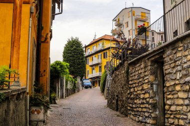 Como, İtalya - 14 Haziran 2017: Bulutlu bir günde Como Gölü üzerindeki Geleneksel Renkli Binalar