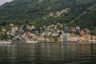 Como, İtalya - 14 Haziran 2017: Como Gölü 'ndeki Geleneksel Renkli Binalar