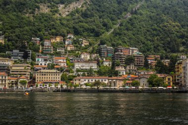 Como, İtalya - 15 Haziran 2017: Como Gölü 'ndeki Geleneksel Renkli Binalar