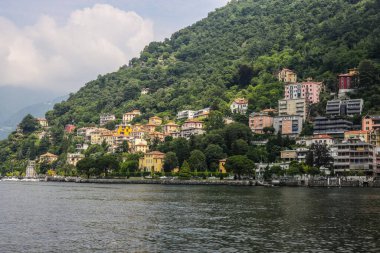 Como, İtalya - 15 Haziran 2017: Como Gölü 'ndeki Geleneksel Renkli Binalar Bulutlu Bir Gün