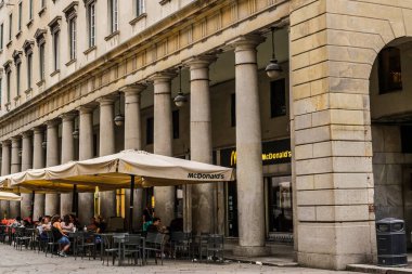 Como, İtalya - 14 Haziran 2017: Como Şehir Merkezi 'ndeki McDonalds Restoranı