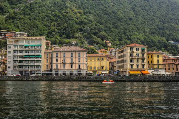 Como Itálie Června 2017 Pohled Tradiční Barevné Budovy Jezera Oblačného — Stock fotografie