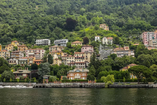 Como Itálie Června 2017 Pohled Turisty Procházející Jezera Tradičními Barevnými — Stock fotografie