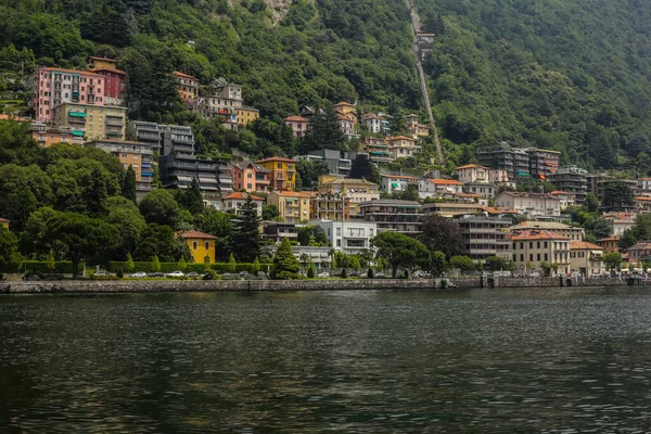 Como Itálie Června 2017 Pohled Tradiční Barevné Budovy Jezeře Como — Stock fotografie